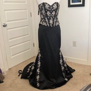 💃🏻 Worn Once! Gorgeous Black & Silver Formal Dress Sz 10